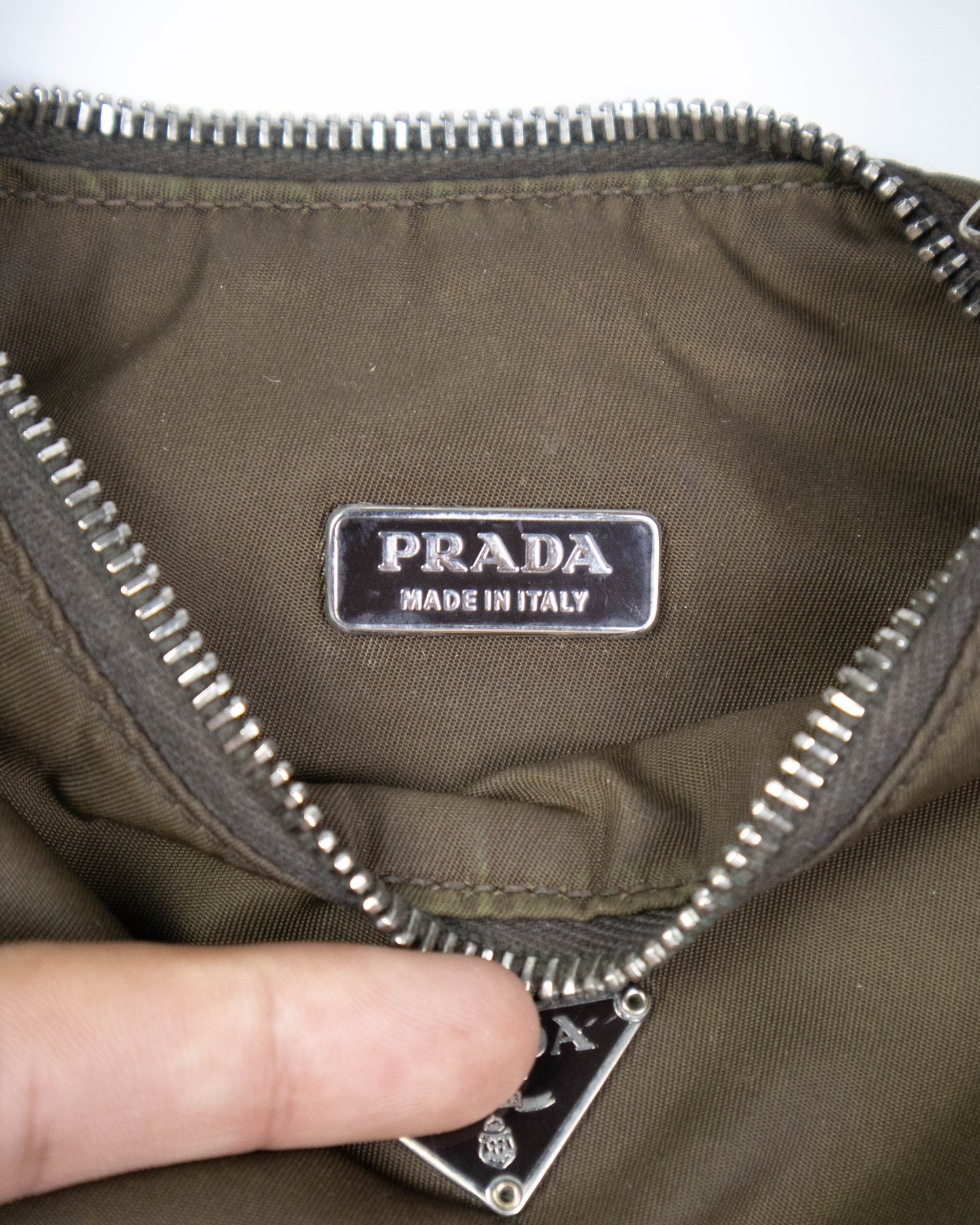 Prada – Nylon Hobo 2000 (22,5 x 7 x 17 cm)